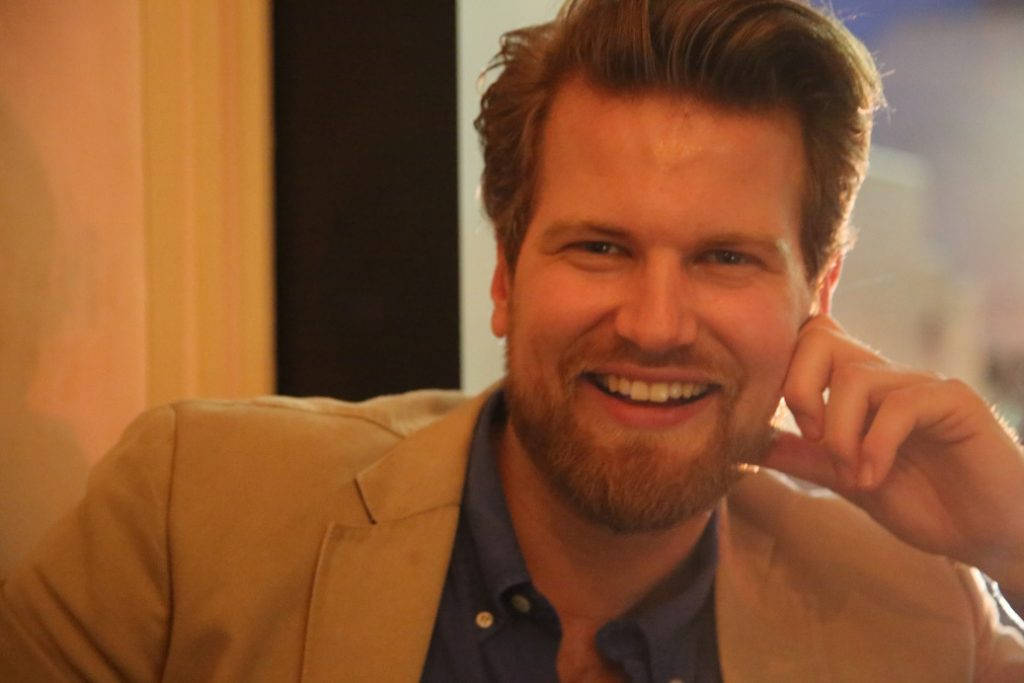 Stas å møte venner i Sydney. Her er selveste Anders Husa blid og fornøyd på vinbaren 10 William Street i bydelen Paddington. Foto: Erik Valebrokk