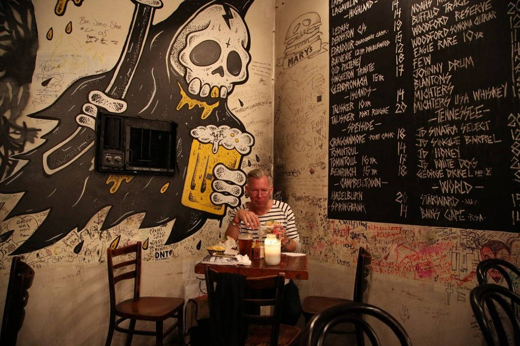 Mary's i bydelen Newtown i Sydney har noen seriøst gode hamburgere, spiller veldig høy rock og har ingen vinduer. Bedre blir det ikke. Foto: Helle Øder Valebrokk