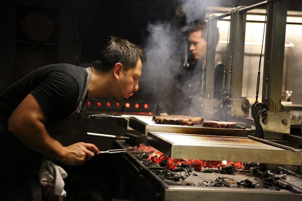 Dette er Lennox Hastie. Han er gud på grillrestauranten Firedoor i Sydney. Foto: Helle Øder Valebrokk