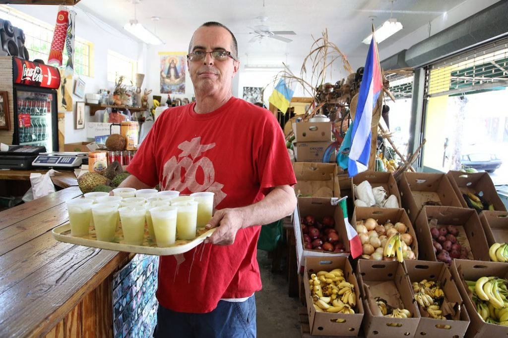 Los Pinaretos Fruteria i Miamis Little Havana kan skimtes i en scene i gladfilmen Chef. Her stiller vår mann med nypresset sukkerrørssaft. Søtt og veldig godt. Foto: Erik Valebrokk