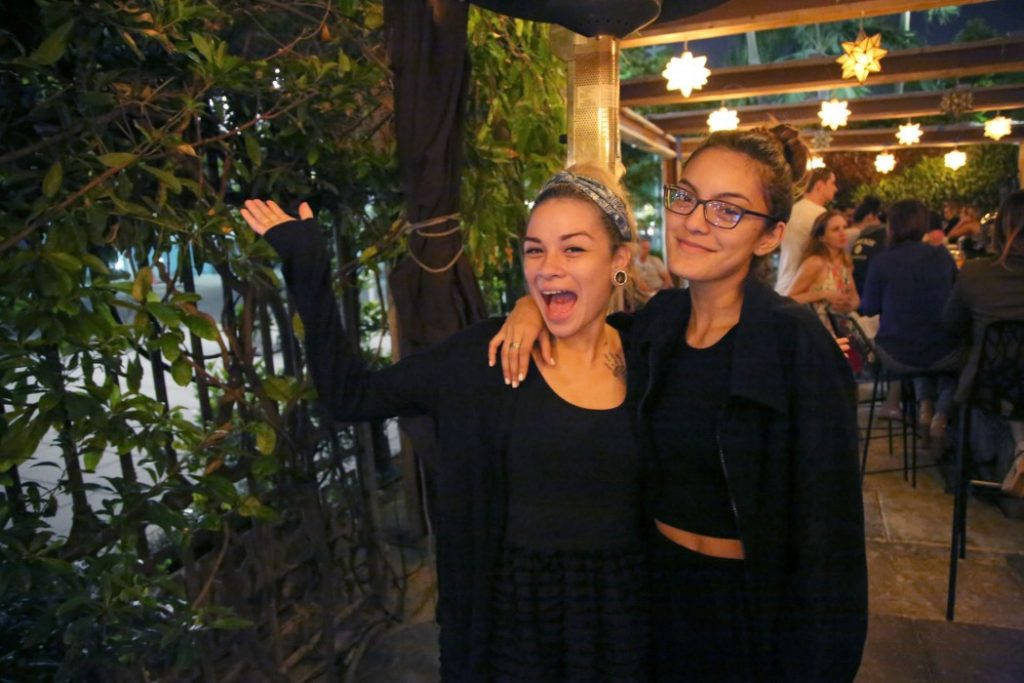 Emily og Shannon er de to smørblide hovmestrene som tar imot gjestene på Sugarcane i Miami. Foto: Erik Valebrokk