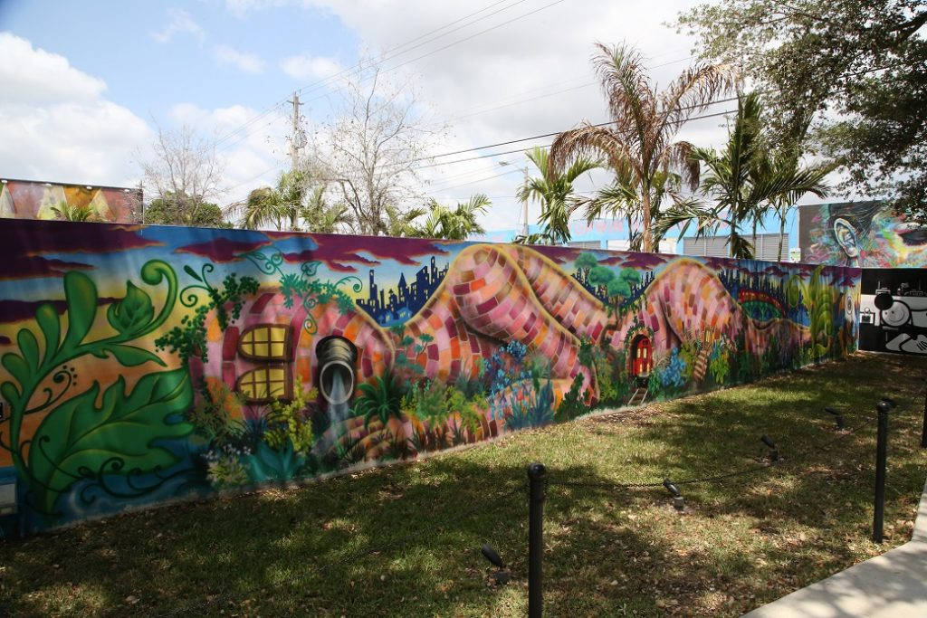 Dette veggmaleriet er signert Lady Pink og er del av utendørsmuseet som bærer navnet Wynwood Walls. Foto: Erik Valebrokk