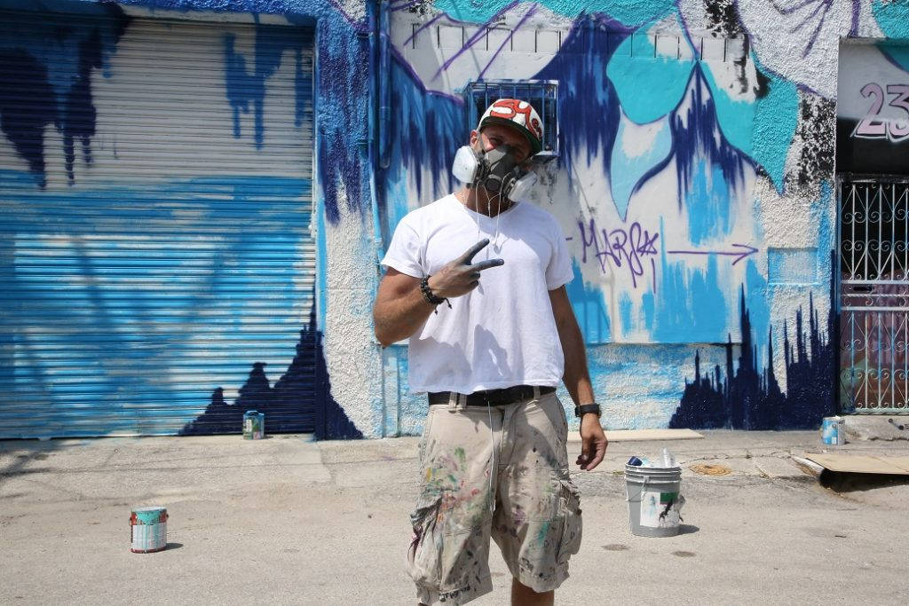 Graffitikunstneren Skott Marsi (@skottmarsi) holdt på med dette flotte veggmaleriet da vi traff ham i Weywood. Foto: Erik Valebrokk