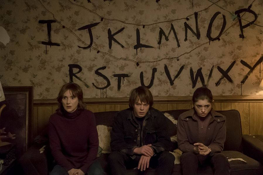 Wynona Ryder, Charlie Heaton og Natalia Dyer har tre av de bærende rollene i Stranger Things. Foto: Netflix
