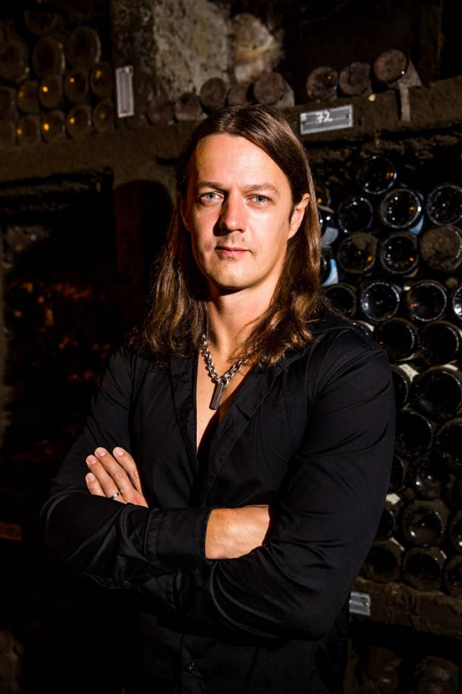 Sigurd går like mye opp i det å lage vin som det å lage musikk. Ambisjonsnivået er stort uansett hva han begir seg inn på. Foto: Stephan Presser Photography