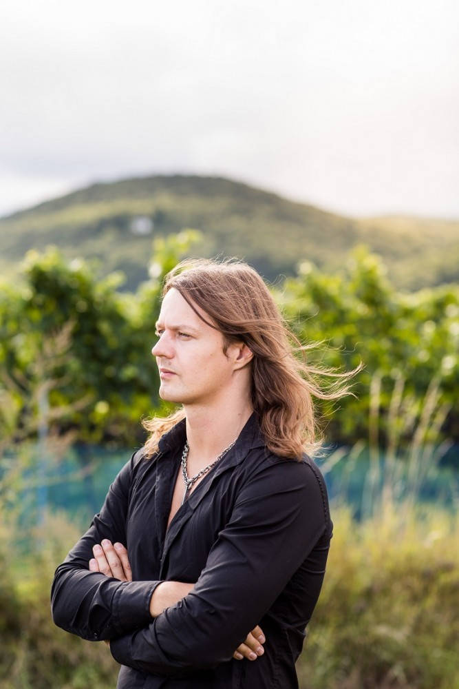 Sigurd trives blant vinranker. Foto: Stephen Presser Photography