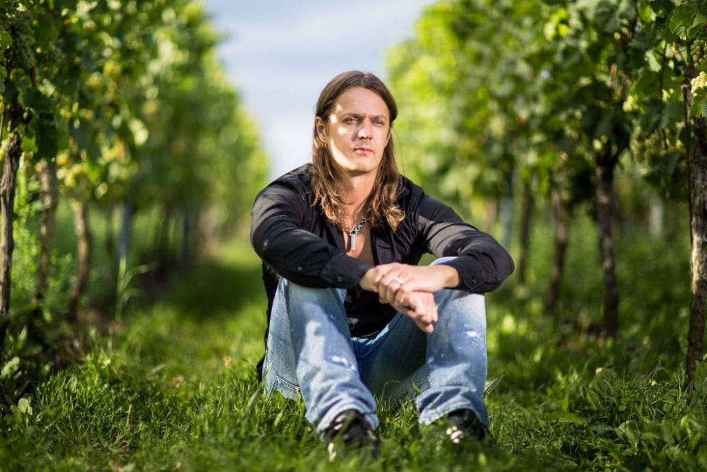 Sigurd er i god gang med å spare viner som sønnene eventuelt skal overta når de er voksne. Foto: Stephan Presser Photography