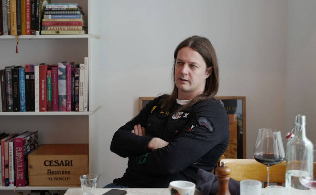 Veltalende, høflig og i sivil. Sigurd Wongraven en helt vanlig høstdag på besøk i HellesKitchen. Foto: Helle Øder Valebrokk