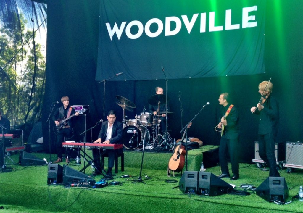 Luke Elliot spiller på lørdag også, så kjenn din besøkelsestid. Han er en drivende dyktig artist.