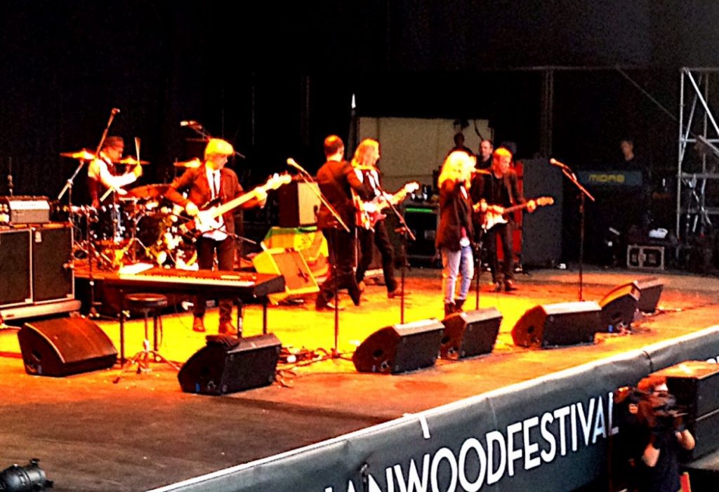 Tro det eller ei, men det er altså Jo Nesbø som står til høyre i bildet. På samme scene som Patti Smith og med Lenny Kaye som gitarbuddy. Tror nok han lever en stund på den opplevelsen.