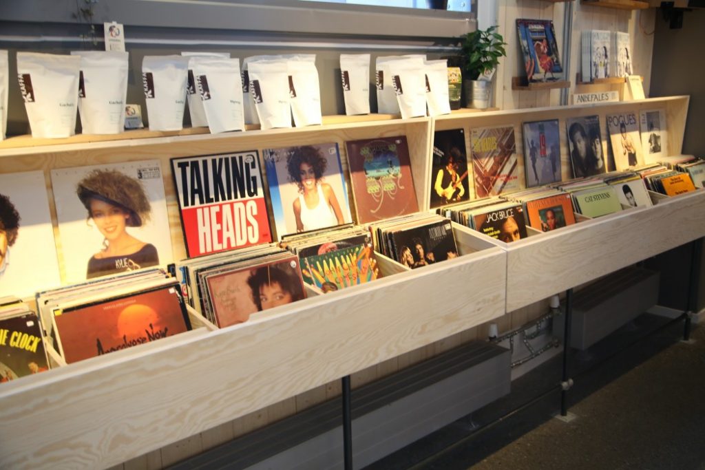 Det er et variert utvalg av gamle LP-plater og maxisingler å få kjøpt hos Hendrix Ibsen. Løp og kjøp!