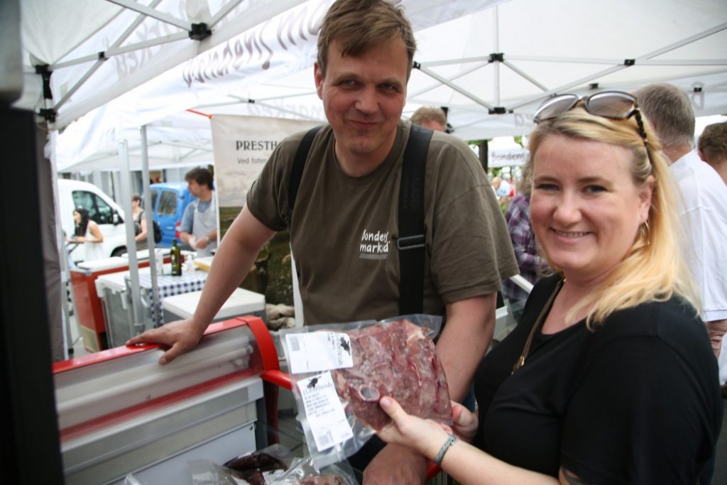 Thomas Stebergløkken fra Heidal Landbruksprodukter pusher viltkjøtt på Helle. Og lykkes.