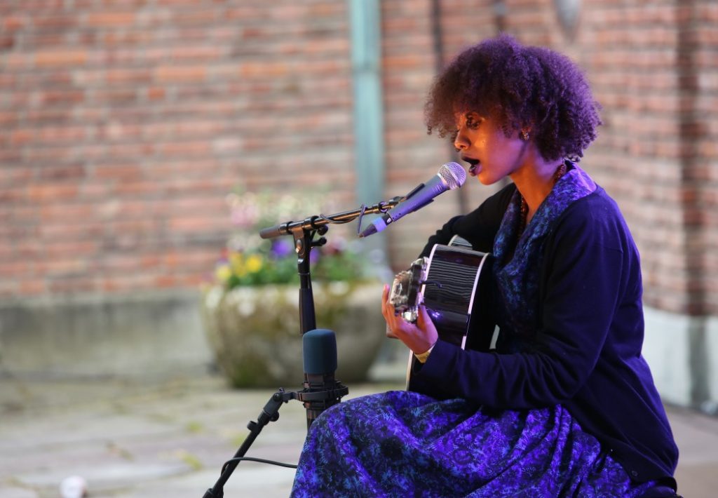 Mirel Wagner var en positiv overraskelse og hadde en sterk tilstedeværelse selv om hun satt bom stille. Foto: Erik Valebrokk