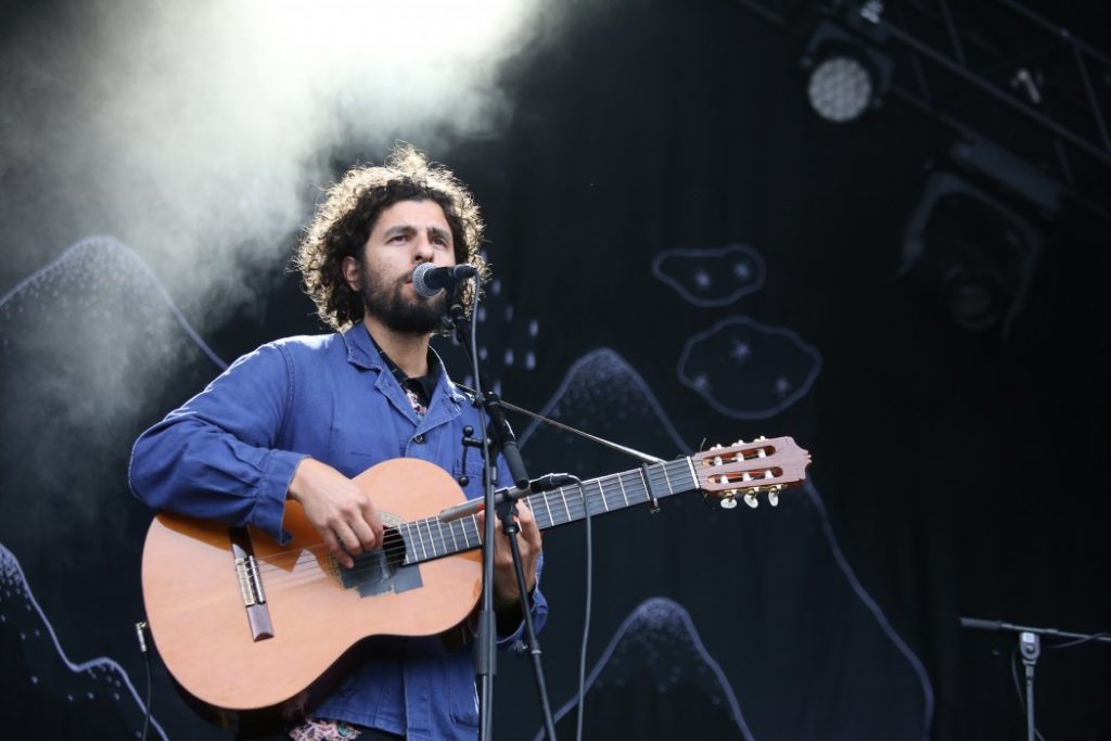 Svenske José González er kanskje ikke så spennende, men han spiller veldig pen musikk, det skal han ha. Foto: Erik Valebrokk