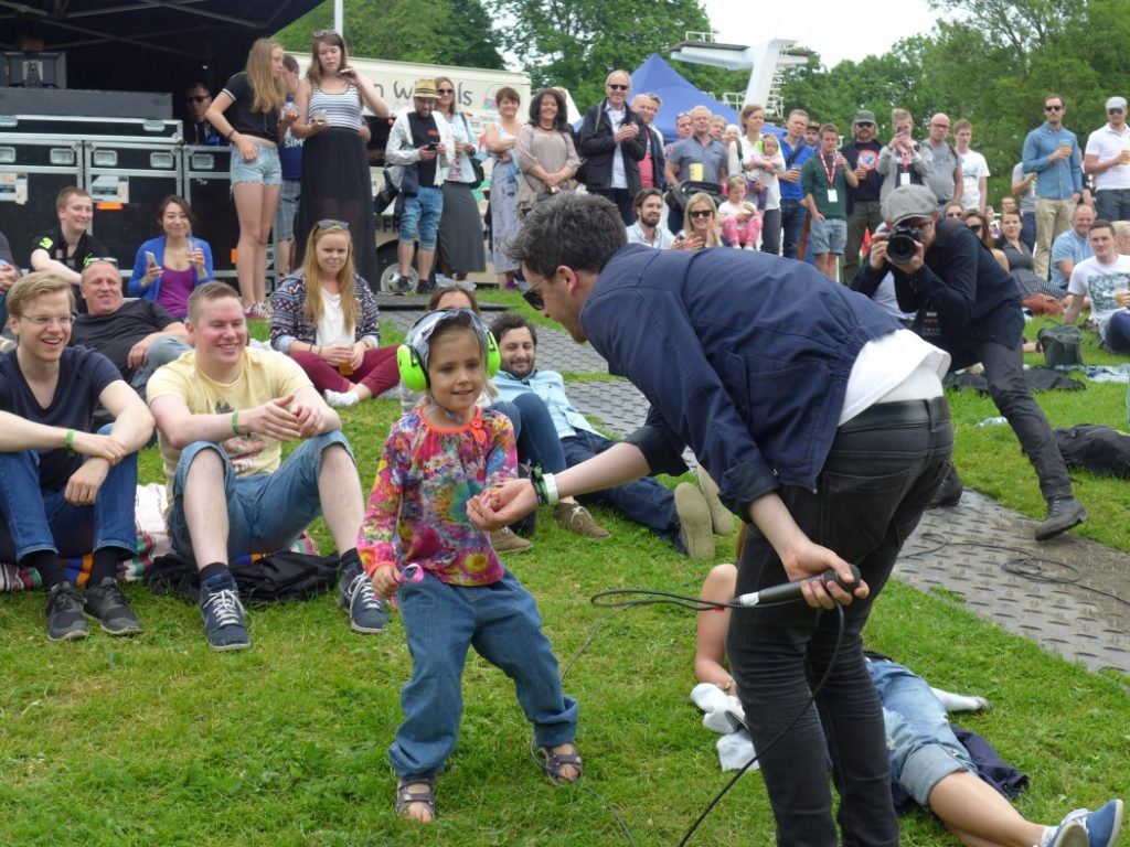 Dan Hesketh i Casa Murilo gjør kur til datteren under gårsdagens fantastiske livsbejaende minikonsert.