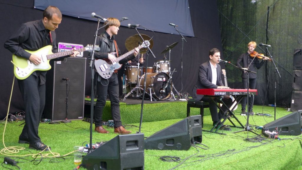 Luke Elliot ved pianoet er tungt inspirert av blant annet Nick Cave og Warren Zevon. Det kan vi like.