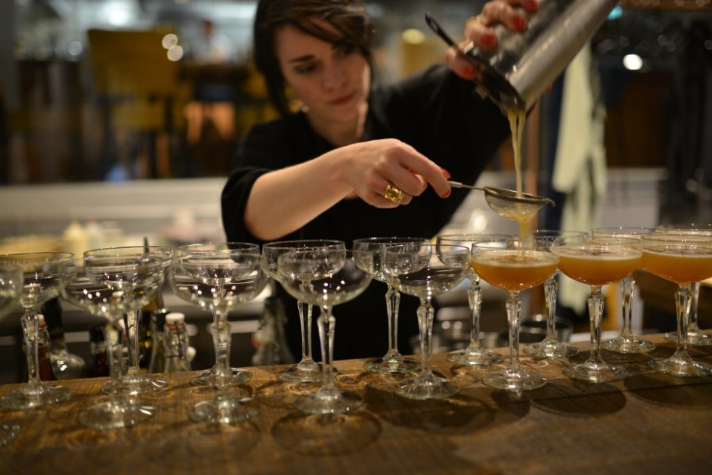 Bartender Anne Maurseth i full sving. Foto: 