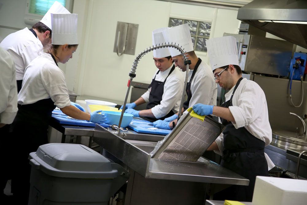 Det er hektisk aktivitet på kjøkkenet før serveringen starter. Foto: Erik Valebrokk