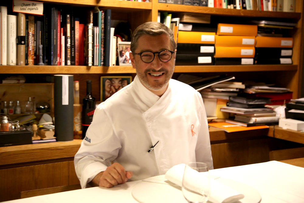 En smørblid Joan Roca smiler mer enn gjerne til en sulten fotograf på kjøkkeninspeksjon før lunsj i verdens beste restaurant. Pent av ham, og god mat serverte han også. Foto: Erik Valebrokk