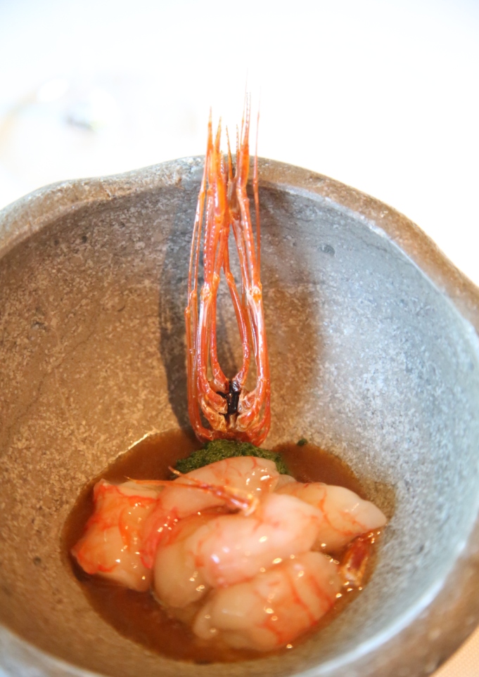 Rå reker er undervurdert, og her kan du spise de crispy bena også. Slike retter får du ikke servert på brygga hjemme. Foto: Erik Valebrokk