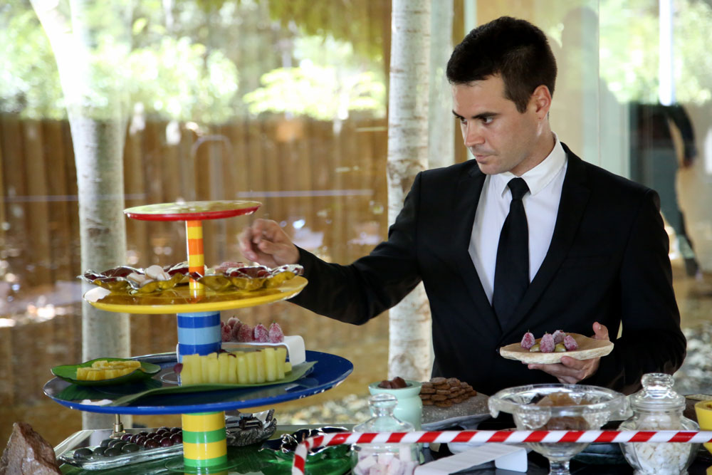 Godteri hører med til et hvert vellykket måltid, så denne unge herren kom forbi med trallen sin. Foto: Erik Valebrokk