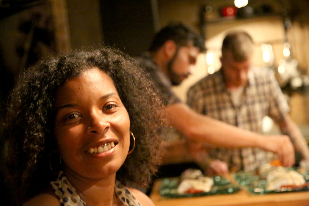 Toni fra Birmingham smiler forventningsfullt mens Xavi og Nico forbereder maten. Foto: Erik Valebrokk