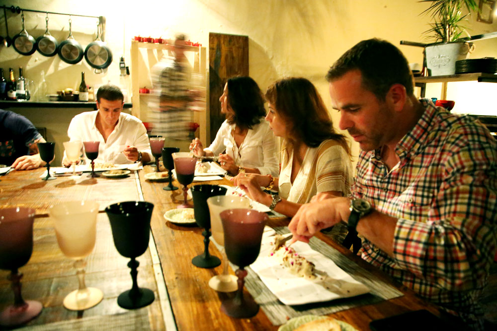 Det er topp stemning, og samtidig dyp konsentrasjon, når gjestene spiser de nydelig kreerte rettene. Foto: Erik Valebrokk