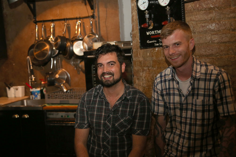 To gode og veldig hyggelige verter, Xavi (til venstre) og Nico. Foto: Erik Valebrokk