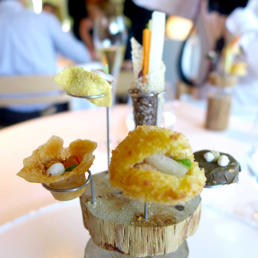 Verden på en stubbe. De fem første munnfullene representerte kjøkken fra Kina, Mexico, Tyrkia, Korea og Marokko. Foto: Helle Øder Valebrokk