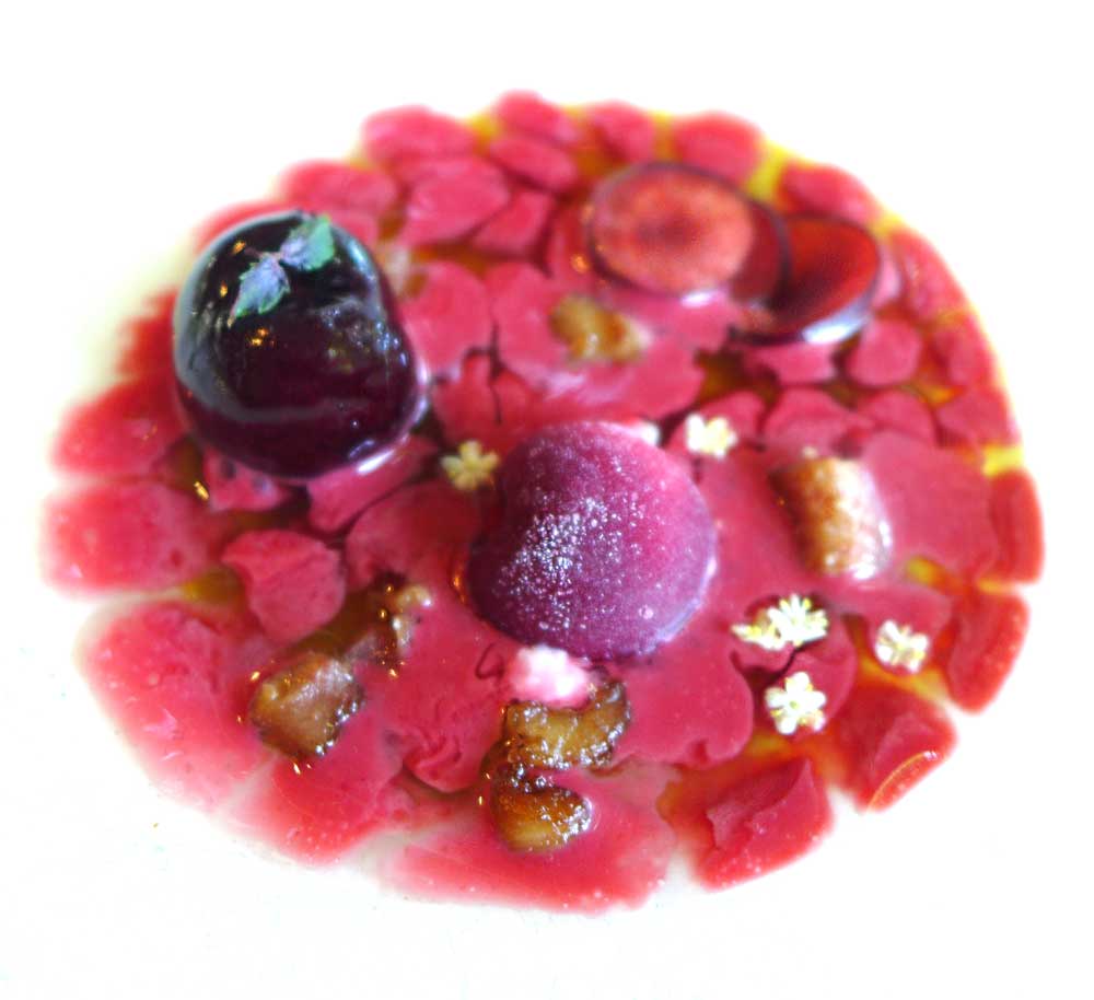 Min favorittrett var denne snertne saken med kirsebær på tre måter, røkt ål og hylleblomst. Foto: Helle Øder Valebrokk