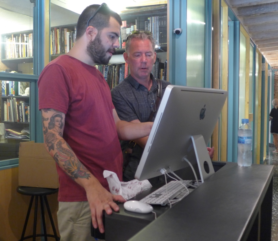 Cisco har forslag til hvordan han kan endre tegningen til å bli noe helt originalt. Foto: Helle Øder Valebrokk