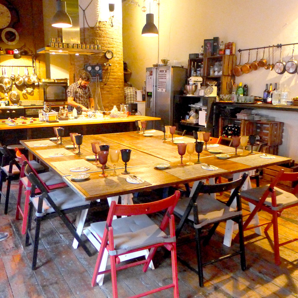 Kjøkken med spiseplass til... en hel haug, og i dagens tilfelle, ni sultne gjester. Foto: Helle Øder Valebrokk