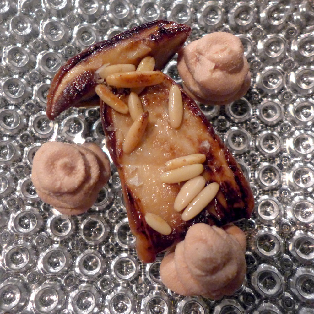 En av kveldens mange nydelige retter, røkt porcini-sopp med foie gras-ganache og pinjenøtter. Foto: Helle Øder Valebrokk