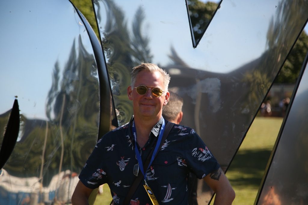 Klar for siste dag på Øya-jobb, noen minutter før deLillos sparker i gang med festivalens beste konsert. Foto: Helle Øder Valebrokk