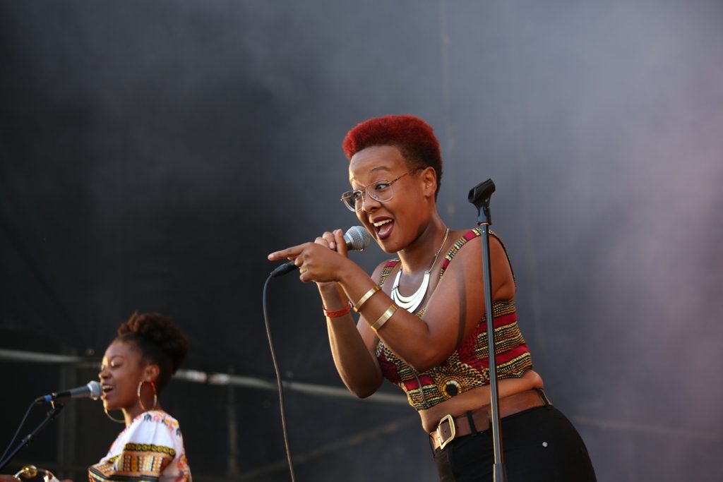 Miss Tati hadde strålende publikumskontakt under sitt korte, men flotte sett. Til venstre seg vi Irem Muftuoglu. Foto: Erik Valebrokk