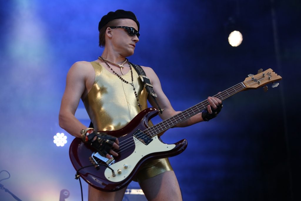 Beglomeg er noe ganske annet, for å si det mildt. Bassist og vokalist Raymond Teigen Hauger er for øvrig ikke det mest outrerte bandmedlemmet heller. Foto: Erik Valebrokk