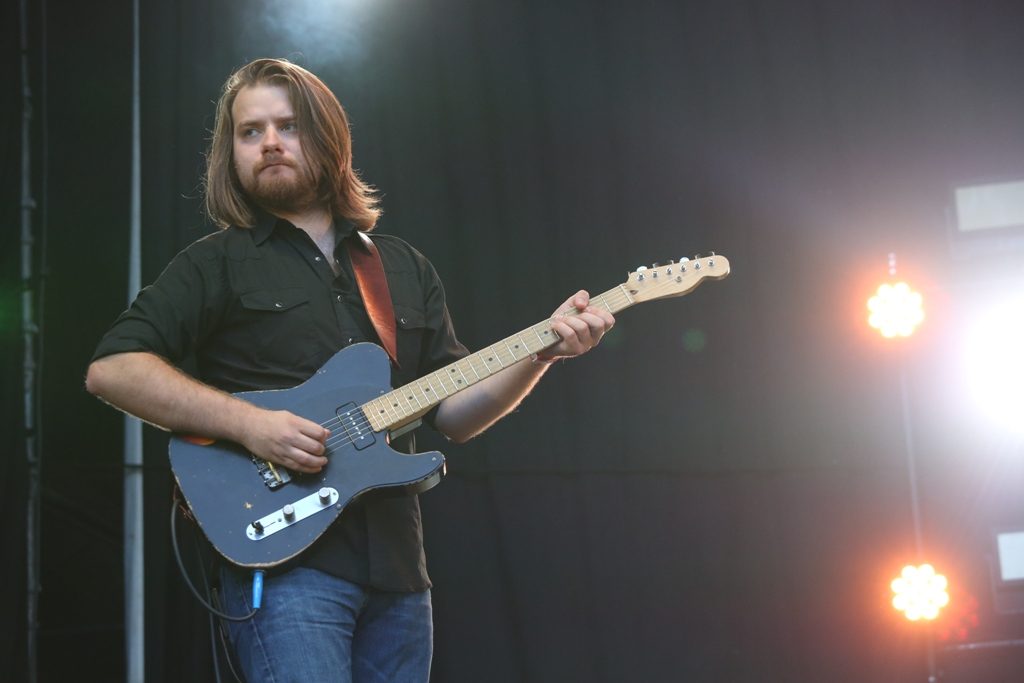 Sturgill Simpsons gitarist Laur Joamets er så dyktig at du mest av alt må flire. Foto: Erik Valebrokk