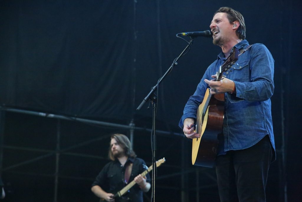 Det flytta på seg under Sturgill Simpson-konserten, ikke minst takket være hans hemmelige våpen, gitaristen Laur Joamets. Foto: Erik Valebrokk