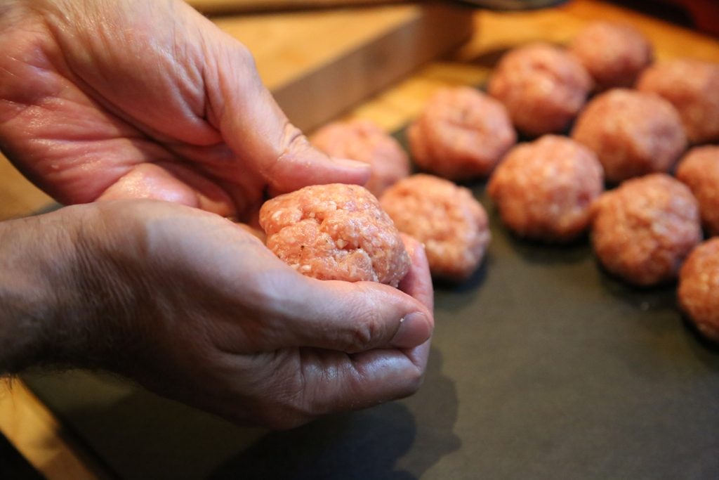 Det er litt grisete og ser ikke så innbydende ut, men tro meg - dette blir godt. Foto: Helle Øder Valebrokk/Helles Kitchen