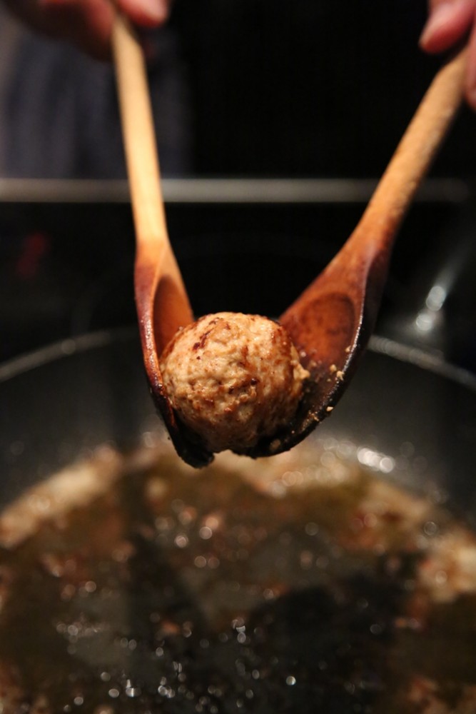 Når medisterkakene ser slik ut kan du ta dem opp fra stekepannen. Foto: Helle Øder Valebrokk/Helles Kitchen