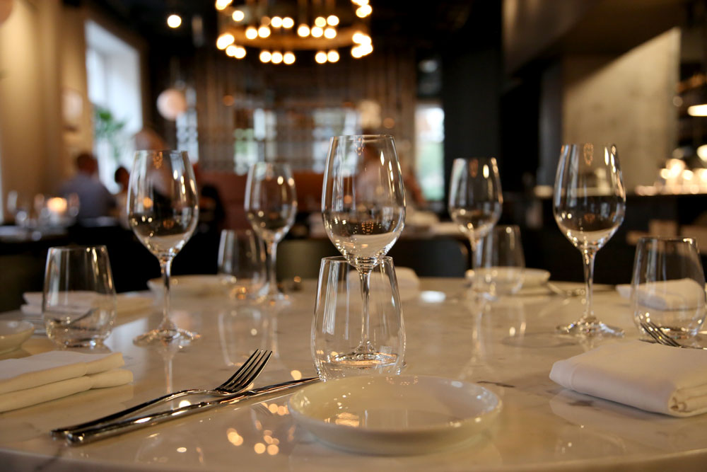 De nye lokalene der Kari Innerå har åpnet restauranten BA 53 er lekkert dekorert, malt i svart, med åpent kjøkken og generelt god romfølelse. Foto: Erik Valebrokk