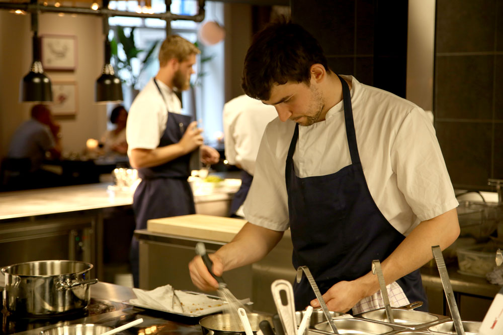 Det går vesentlig roligere for seg på Karis kjøkken på BA 53 enn det gjorde da hun jobbet for rabagasten Marco Pierre White i London som 20-åring. Foto: Erik Valebrokk