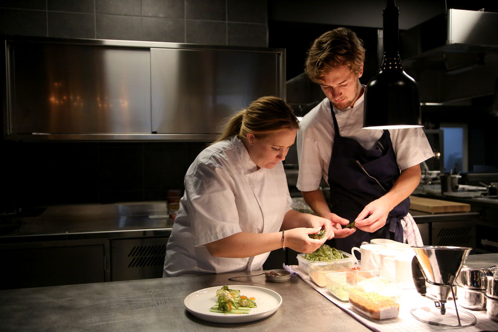 Kari og en av gutta på kjøkkenet legger opp en taskekrabbesalat. Foto: Erik Valebrokk
