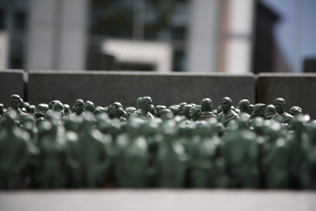 Når du går nærme ser du figurene er forskjellige. Foto: Erik Valebrokk