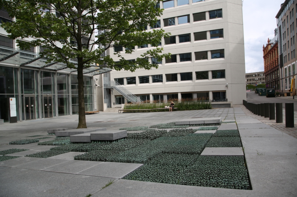 Plassen foran regjeringsbygget i Teatergata 9 er okkupert av 50 000 miniatyrmennesker. Foto: Erik Valebrokk