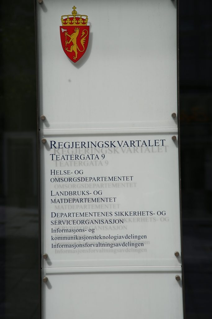 Departementsfolkene i Teatergata 9 kan glede seg over Do Ho Suhs kunst hver dag. Foto: Erik Valebrokk