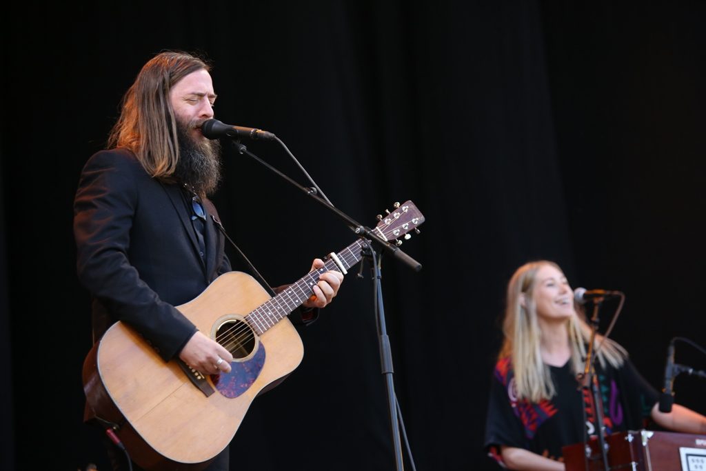 Se, den dystre Torgeir Waldemar smiler nesten! Og Eirin Kinn som spiller harmonium er iallfall smørblid. Foto: Erik Valebrokk