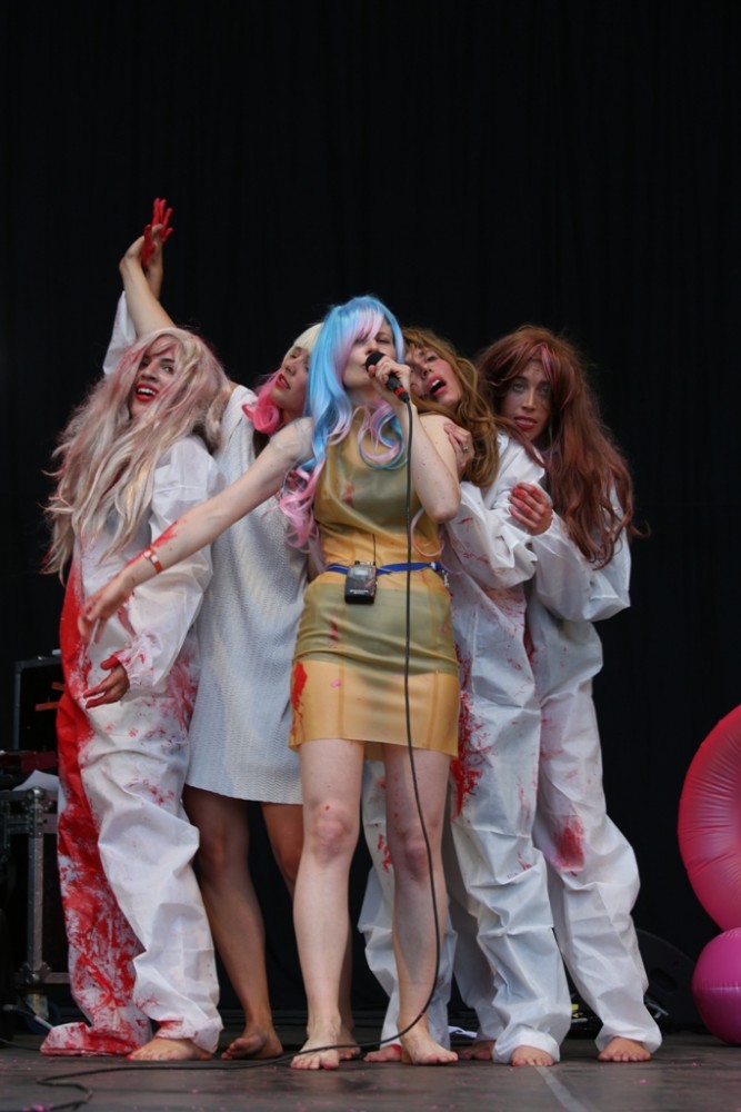 Jenny Hval med sine Apocalypse Girls. Freaky, but fine. Foto: Erik Valebrokk