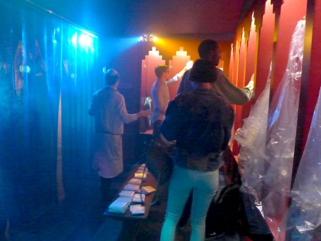 Alle som går inn får utdelt en plastponcho for å beskytte klærne. Foto: Helle Øder Valebrokk