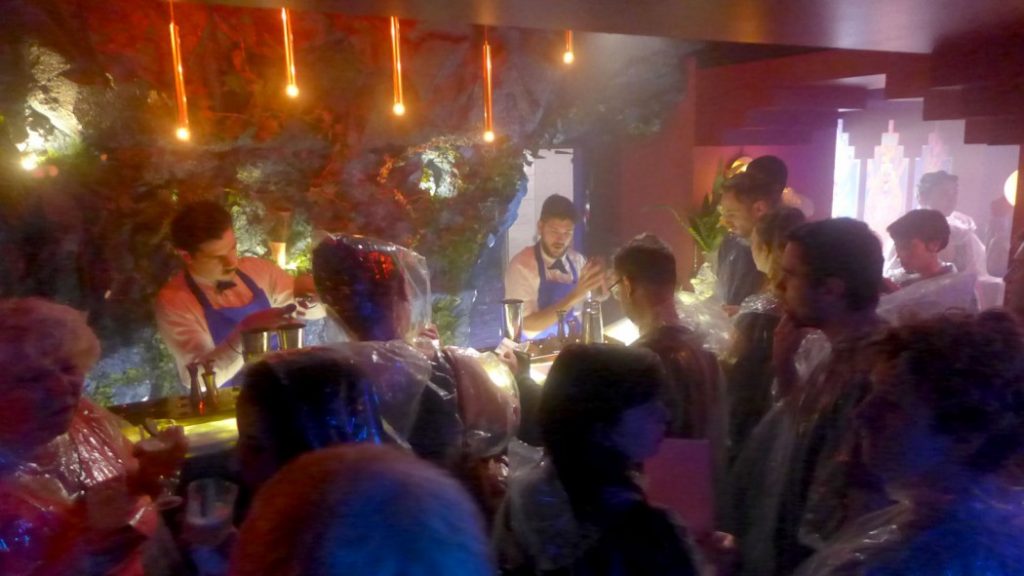 Glad jeg ikke er bartender her. De lukter garantert sur, gammel fyll etter skiftet. Foto: Erik Valebrokk